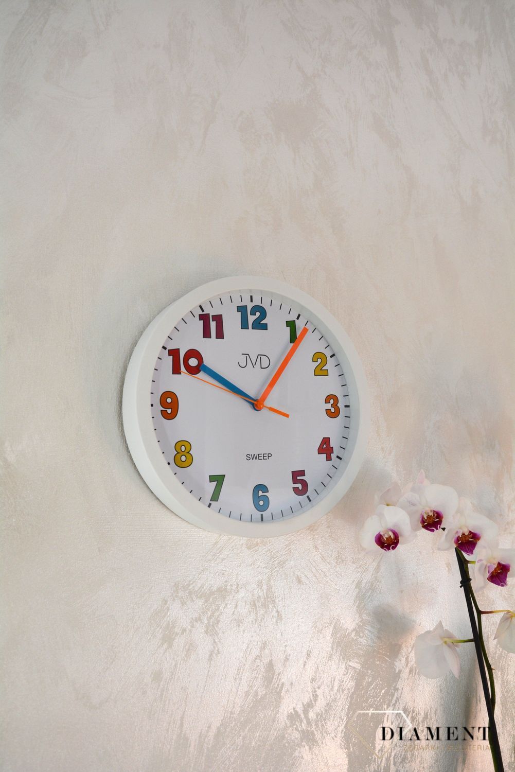 Zegar ścienny dla dziecka biały JVD to bardzo czytelny zegar na ścianę do pokoju dziecięcego który ułatwi naukę godzin maluchowi oraz starszakom..jpg