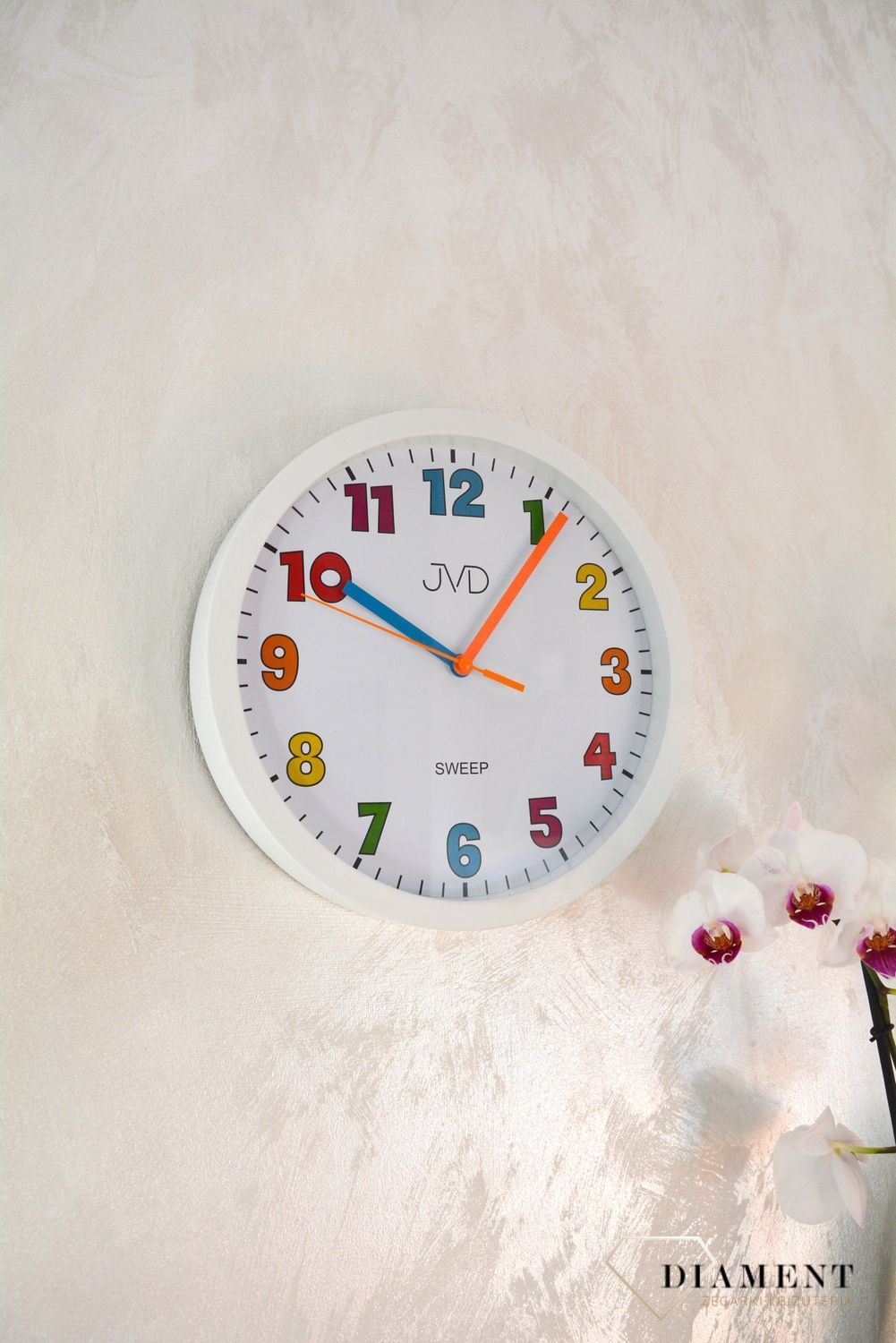 Zegar ścienny dla dziecka biały JVD to bardzo czytelny zegar na ścianę do pokoju dziecięcego który ułatwi naukę godzin maluchowi oraz starszakom..jpg