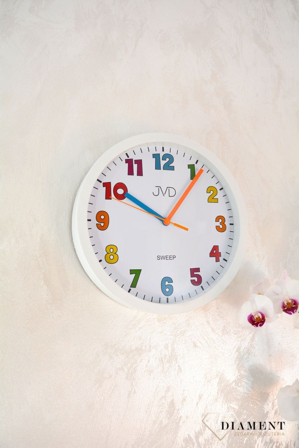 Zegar ścienny dla dziecka biały JVD to bardzo czytelny zegar na ścianę do pokoju dziecięcego który ułatwi naukę godzin maluchowi oraz starszakom..jpg
