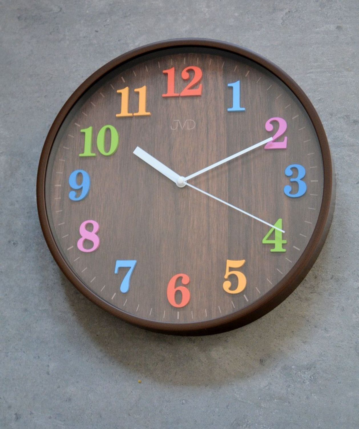 Zegar ścienny dziecięcy JVD brązowy z kolorowymi cyframi HA49.2. Zegar ścienny nowoczesny. Zegar do pokoju dziecięcego Zegar ścienny JVD do przedszkola, szkoły, żłobka. Zegar ścienny idealny na prezent. Prezent dla dziecka..jpg
