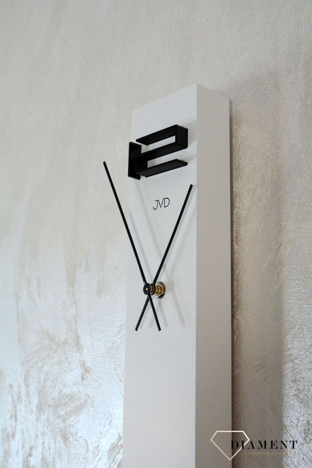 Zegar ścienny 3D JVD HC25.4 wyposażony jest w kwarcowy mechanizm, zasilany za pomocą baterii. Posiada bardzo wysoką dokładność mierzenia czasu +- 10 sekund w przeciągu 30 dni..jpg