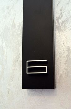 Zegar ścienny czarny JVD słupek Prosty styl HC25.5. Zegar ścienny 3D JVD HC25.5. Elegancki zegar na korytarz (9).JPG