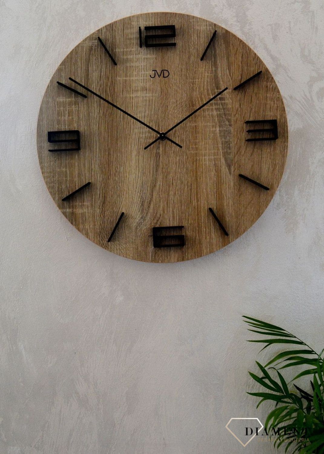 Zegar ścienny drewniany JVD 39 cm duży HC27.3. Nowoczesny zegar ścienny HC27.3 wyposażony jest w kwarcowy mechanizm, zasilany za pomocą baterii. Posiada bardzo wysoką dokładność mierzenia czasu +- 10 sekund w przeciągu 30 dni..jpg