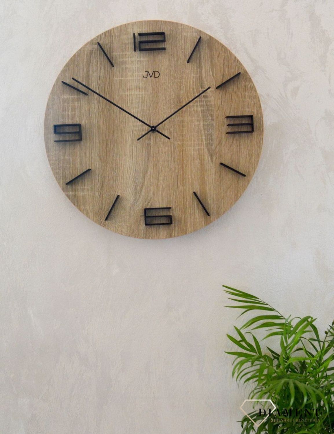 Zegar ścienny drewniany JVD 39 cm duży HC27.3. Nowoczesny zegar ścienny HC27.3 wyposażony jest w kwarcowy mechanizm, zasilany za pomocą baterii. Posiada bardzo wysoką dokładność mierzenia czasu +- 10 sekund w przeciągu 30 dni..jpg