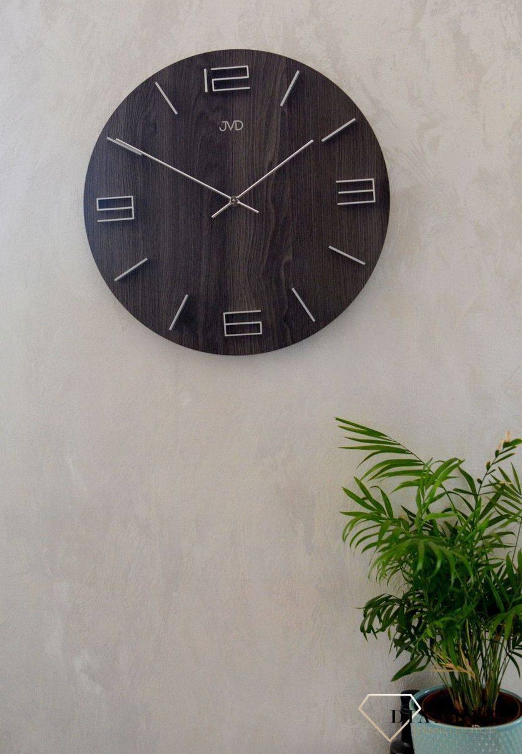 Zegar ścienny drewniany JVD 39 cm duży HC27.4.  Nowoczesny zegar ścienny HC27.4 wyposażony jest w kwarcowy mechanizm, zasilany za pomocą baterii. Posiada bardzo wysoką dokładność mierzenia czasu +- 10 sekund w przeciągu 30 dni..jpg