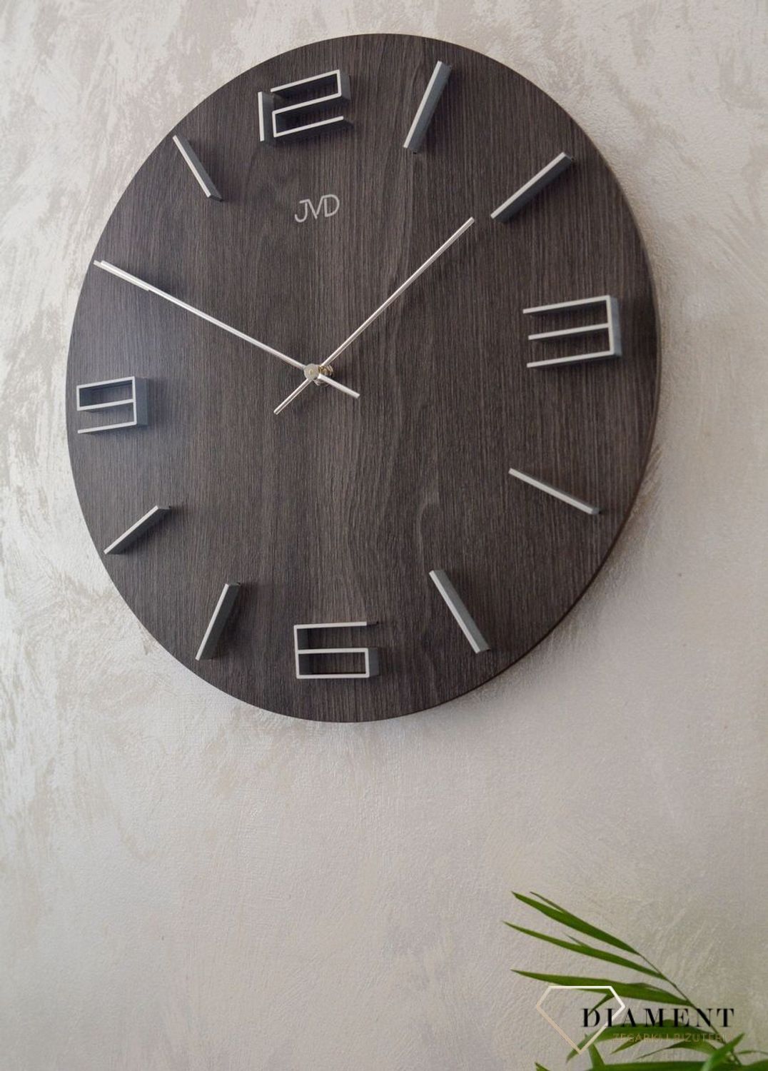 Zegar ścienny drewniany JVD 39 cm duży HC27.4.  Nowoczesny zegar ścienny HC27.4 wyposażony jest w kwarcowy mechanizm, zasilany za pomocą baterii. Posiada bardzo wysoką dokładność mierzenia czasu +- 10 sekund w przeciągu 30 dni..jpg