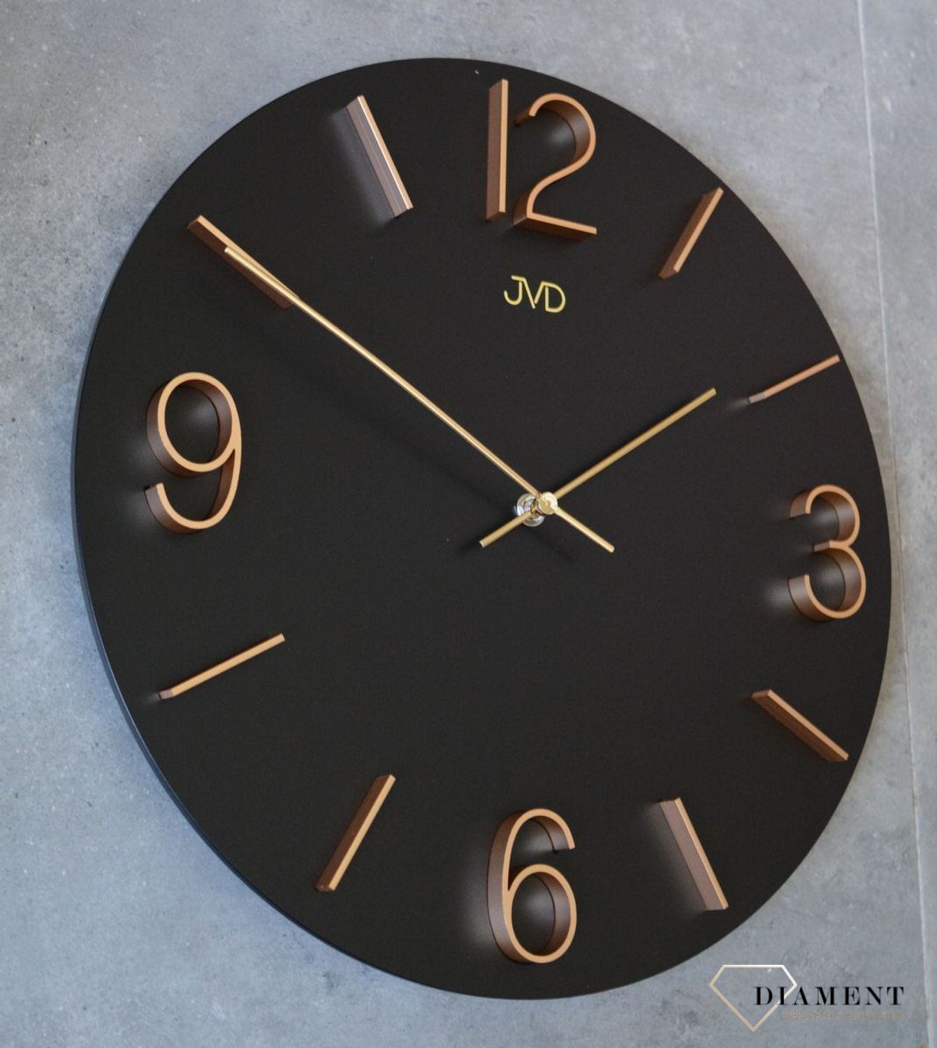 Zegar ścienny 3D JVD HC35.1 wyposażony jest w kwarcowy mechanizm, zasilany za pomocą baterii. Posiada bardzo wysoką dokładność mierzenia czasu +- 10 sekund w przeciągu 30 dni..jpg