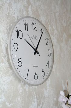Stylowy zegar ścienny JVD HK4129.1 z plastikową, beżowa obudową i białą tarczą. Kwarcowy, z płynącą wskazówką, średnica 35 cm (1).JPG