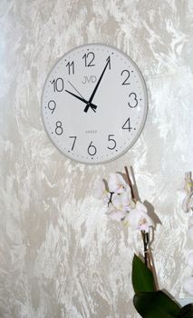 Stylowy zegar ścienny JVD HK4129.1 z plastikową, beżowa obudową i białą tarczą. Kwarcowy, z płynącą wskazówką, średnica 35 cm (3).JPG