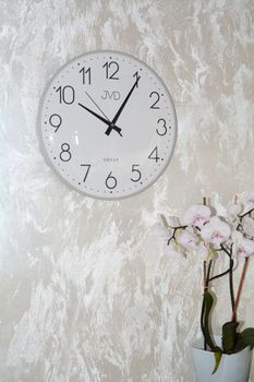 Stylowy zegar ścienny JVD HK4129.1 z plastikową, beżowa obudową i białą tarczą. Kwarcowy, z płynącą wskazówką, średnica 35 cm (6).JPG