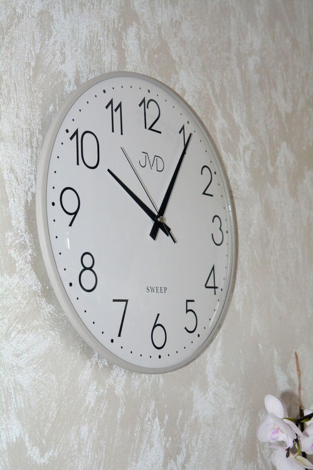 Zegar ścienny JVD – szary z białą tarczą, plastikowa obudowa.jpg