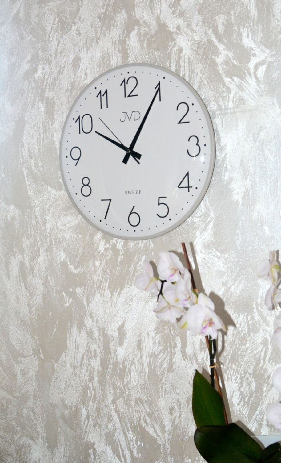 Zegar ścienny JVD – szary z białą tarczą, plastikowa obudowa.jpg