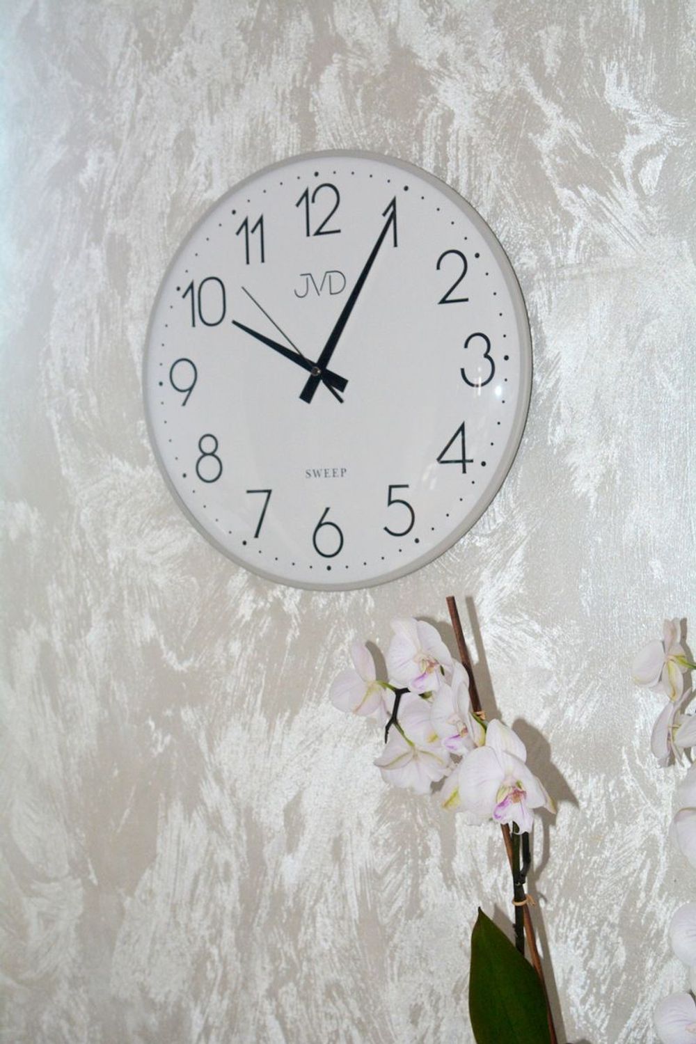 Zegar ścienny JVD – szary z białą tarczą, plastikowa obudowa.jpg