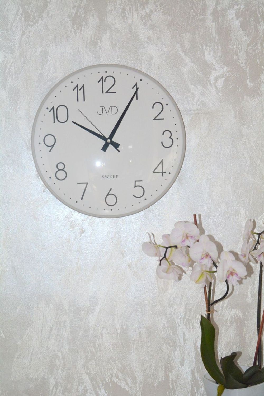 Zegar ścienny JVD – szary z białą tarczą, plastikowa obudowa.jpg