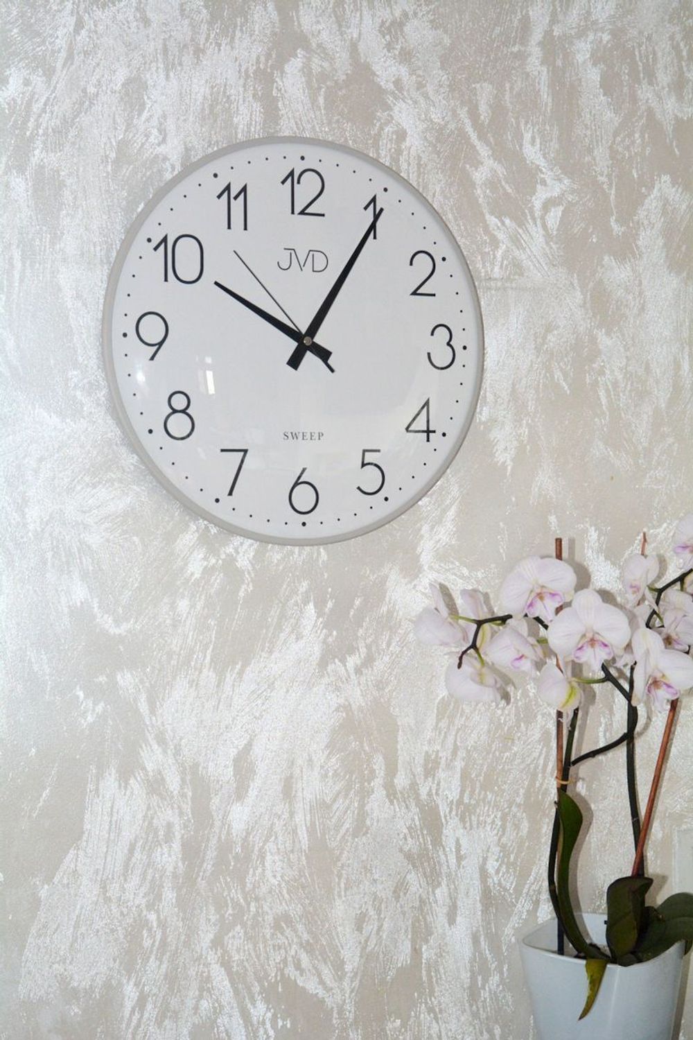 Zegar ścienny JVD – szary z białą tarczą, plastikowa obudowa.jpg