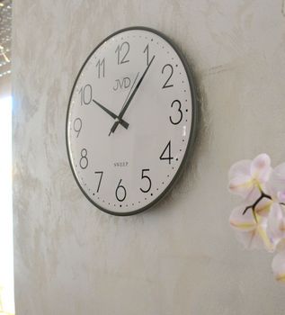 Stylowy zegar ścienny JVD HK4129.3 z grafitową, plastikową obudową i białą tarczą. Kwarcowy, z płynącą wskazówką, średnica 35 cm (1).JPG