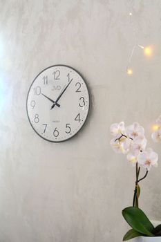 Stylowy zegar ścienny JVD HK4129.3 z grafitową, plastikową obudową i białą tarczą. Kwarcowy, z płynącą wskazówką, średnica 35 cm (2).JPG