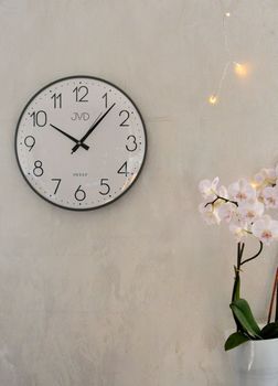 Stylowy zegar ścienny JVD HK4129.3 z grafitową, plastikową obudową i białą tarczą. Kwarcowy, z płynącą wskazówką, średnica 35 cm (5).JPG