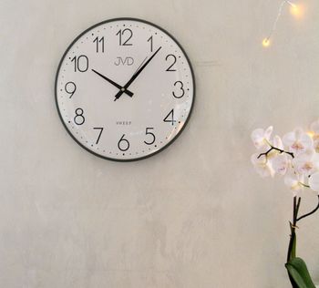 Stylowy zegar ścienny JVD HK4129.3 z grafitową, plastikową obudową i białą tarczą. Kwarcowy, z płynącą wskazówką, średnica 35 cm (6).JPG