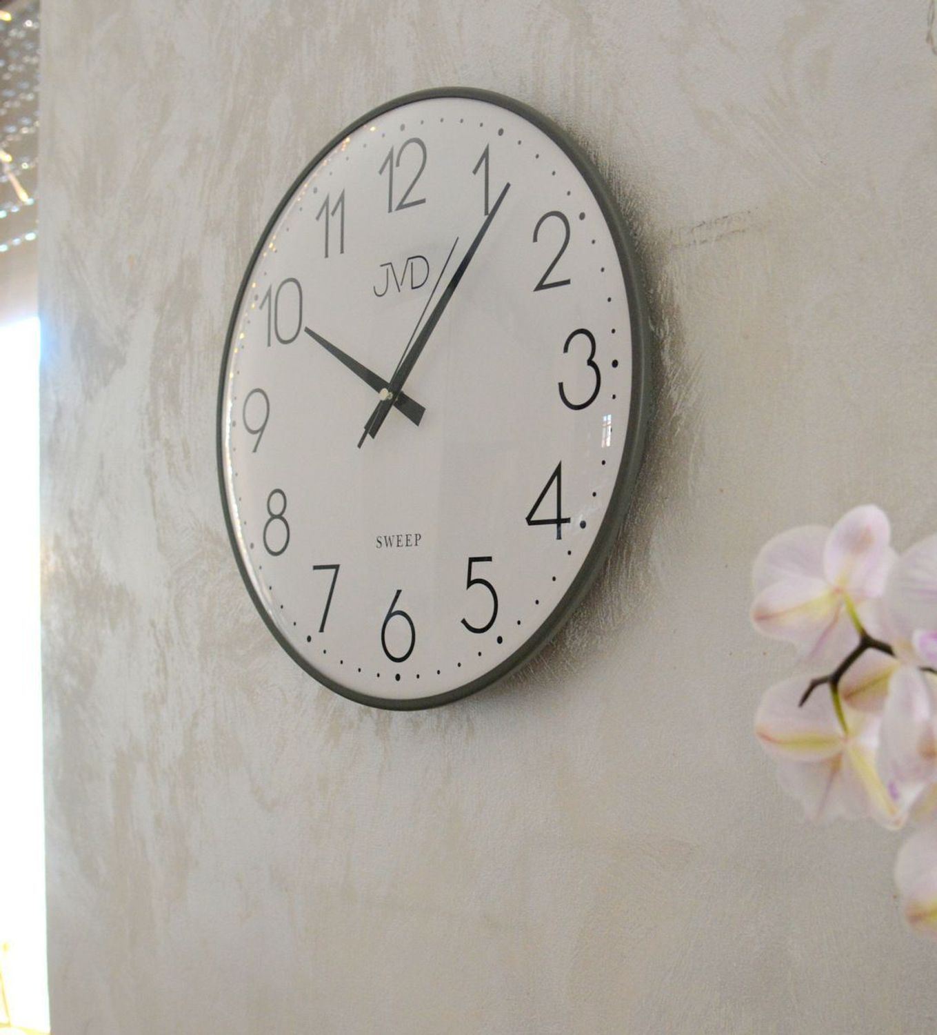 Zegar ścienny JVD – grafitowy z białą tarczą, plastikowa obudowa.jpg