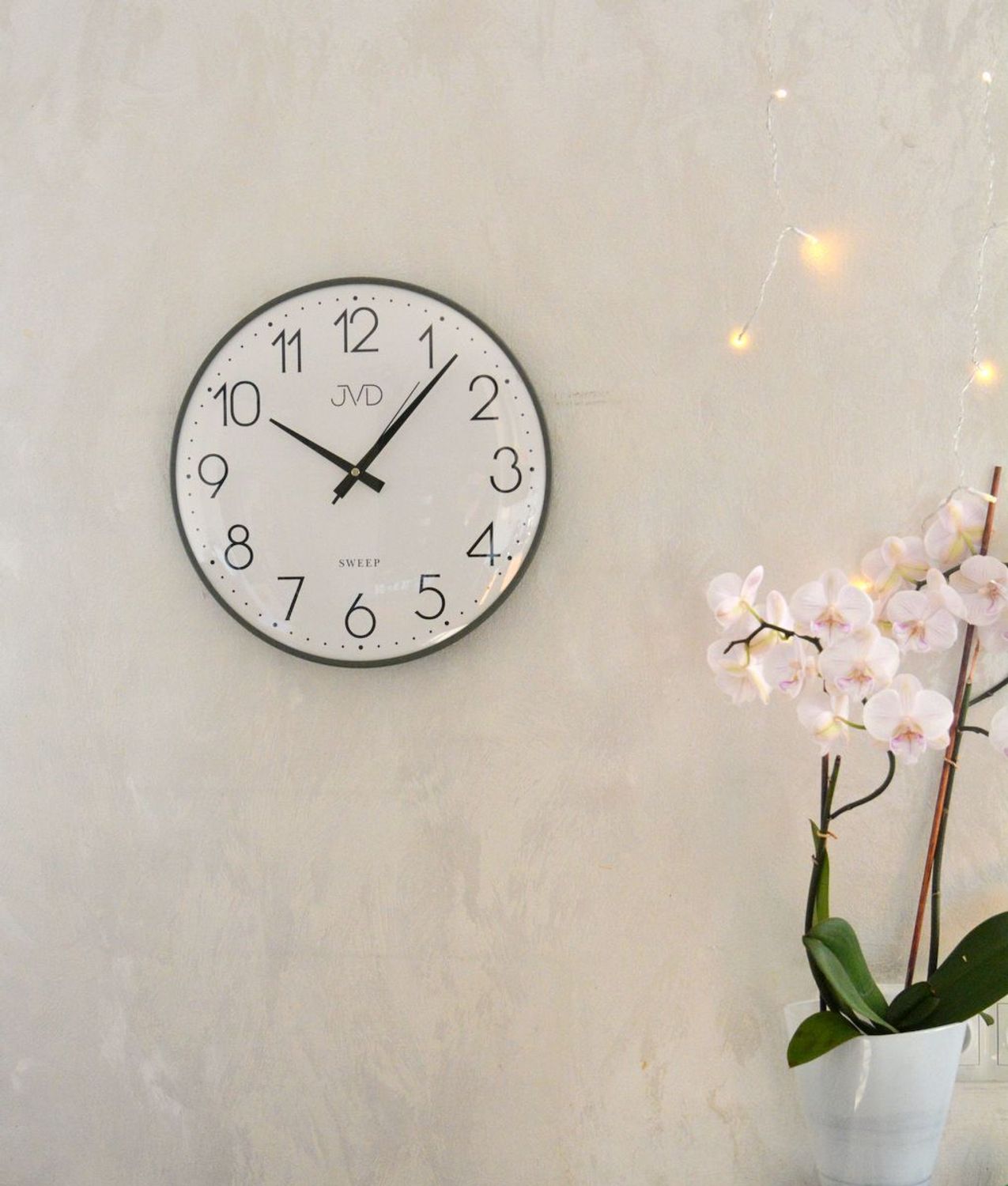 Zegar ścienny JVD – grafitowy z białą tarczą, plastikowa obudowa.jpg