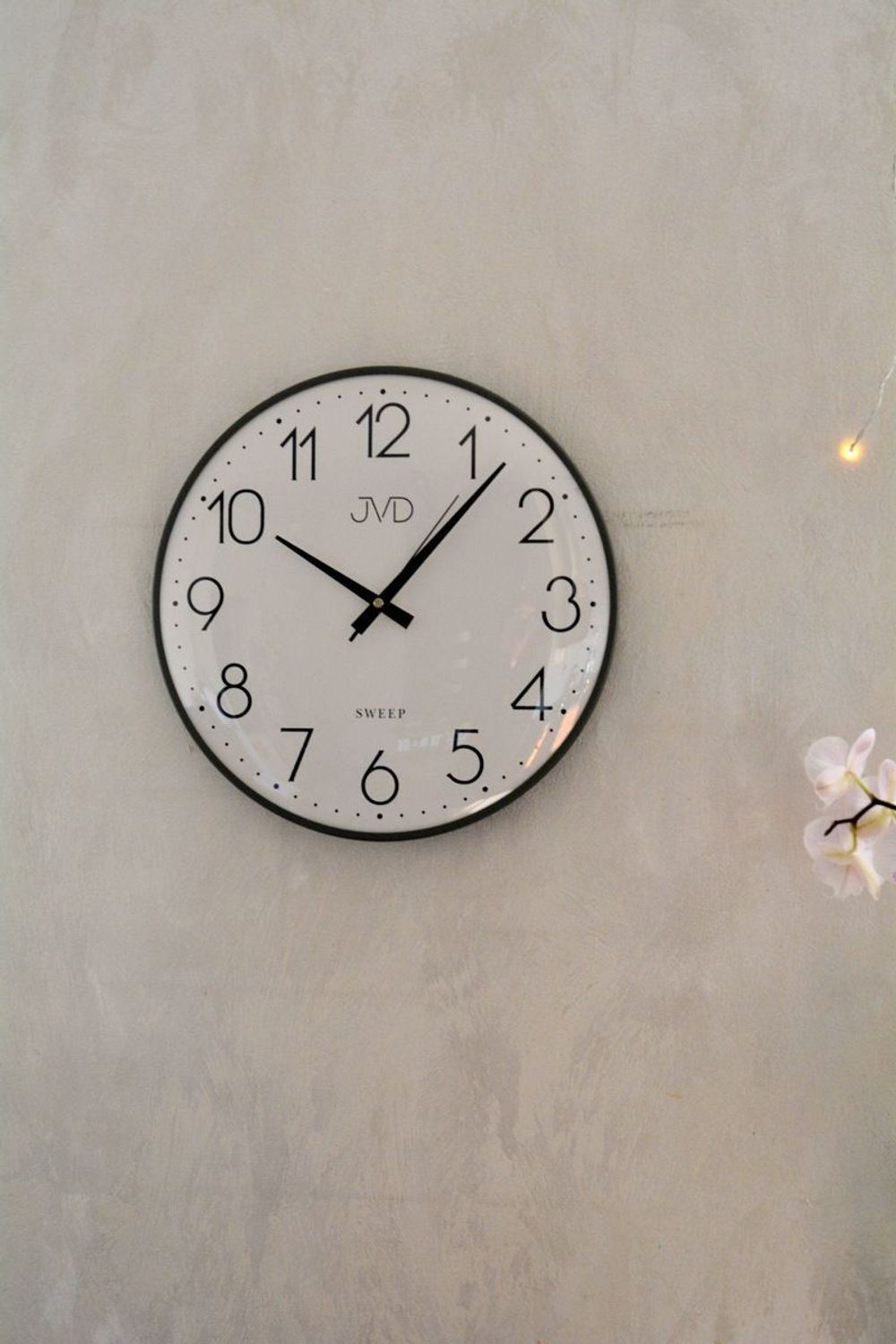 Zegar ścienny JVD – grafitowy z białą tarczą, plastikowa obudowa.jpg