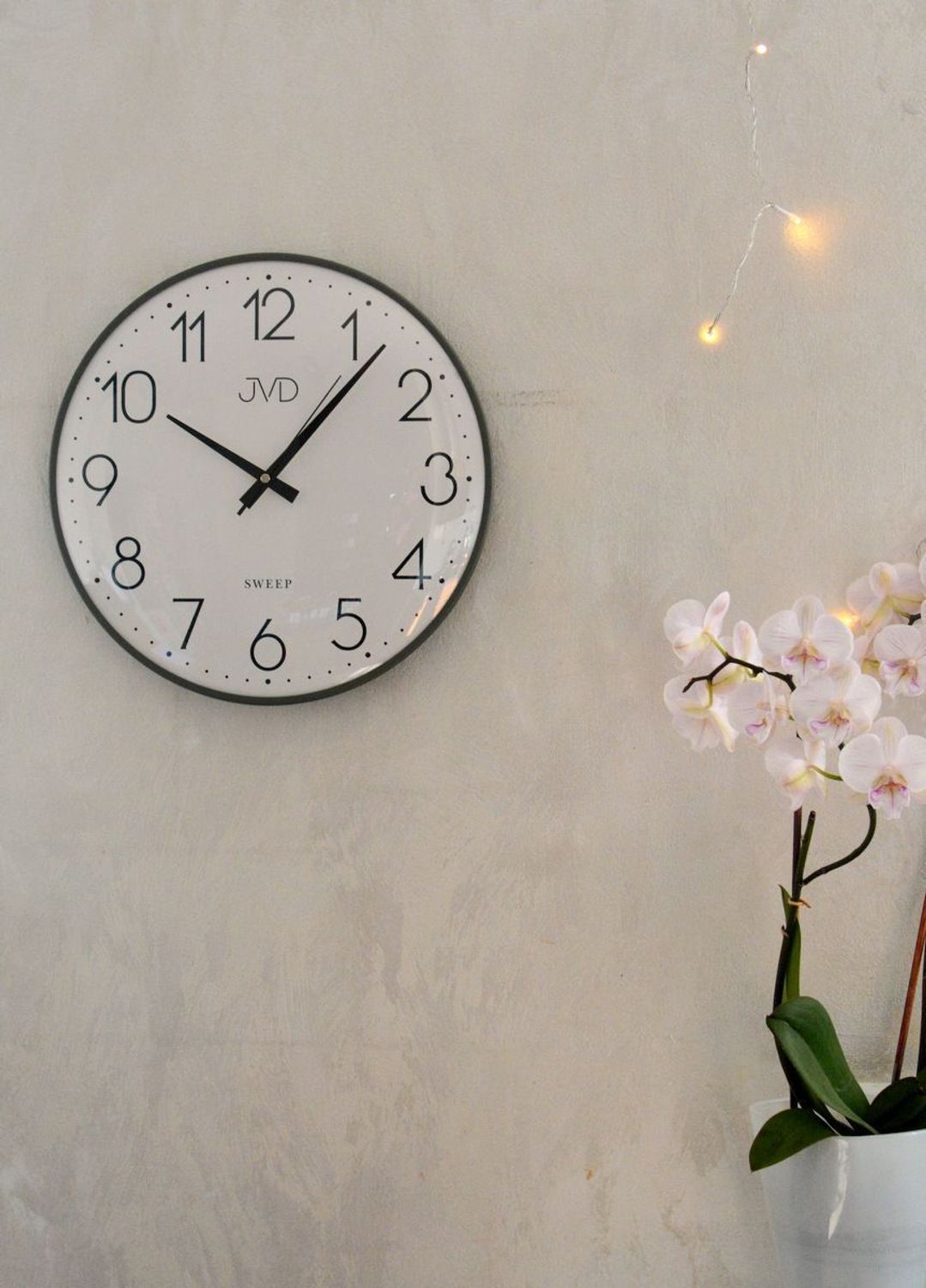 Zegar ścienny JVD – grafitowy z białą tarczą, plastikowa obudowa.jpg