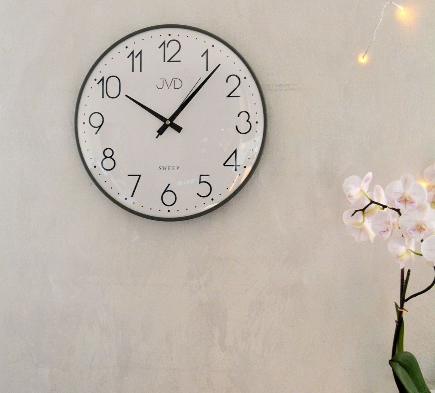 Zegar ścienny JVD – grafitowy z białą tarczą, plastikowa obudowa.jpg