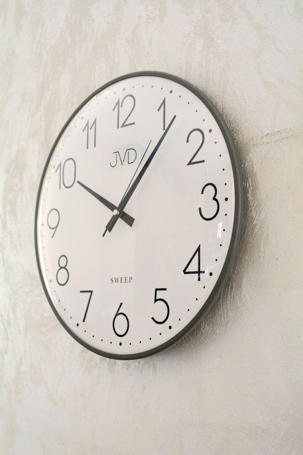 Zegar ścienny JVD – grafitowy z białą tarczą, plastikowa obudowa.jpg
