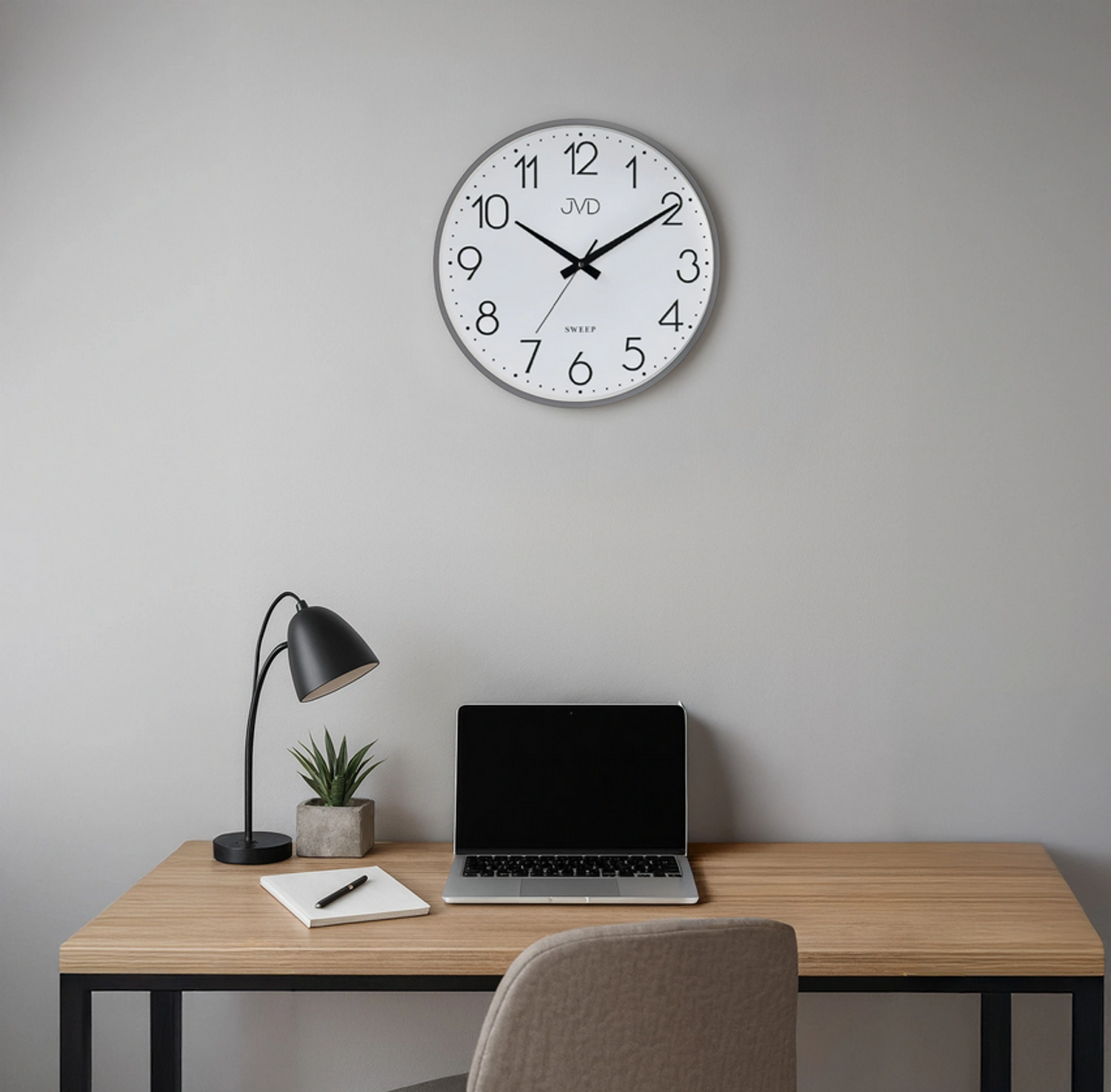 Zegar ścienny JVD – grafitowy z białą tarczą, plastikowa obudowa.jpg