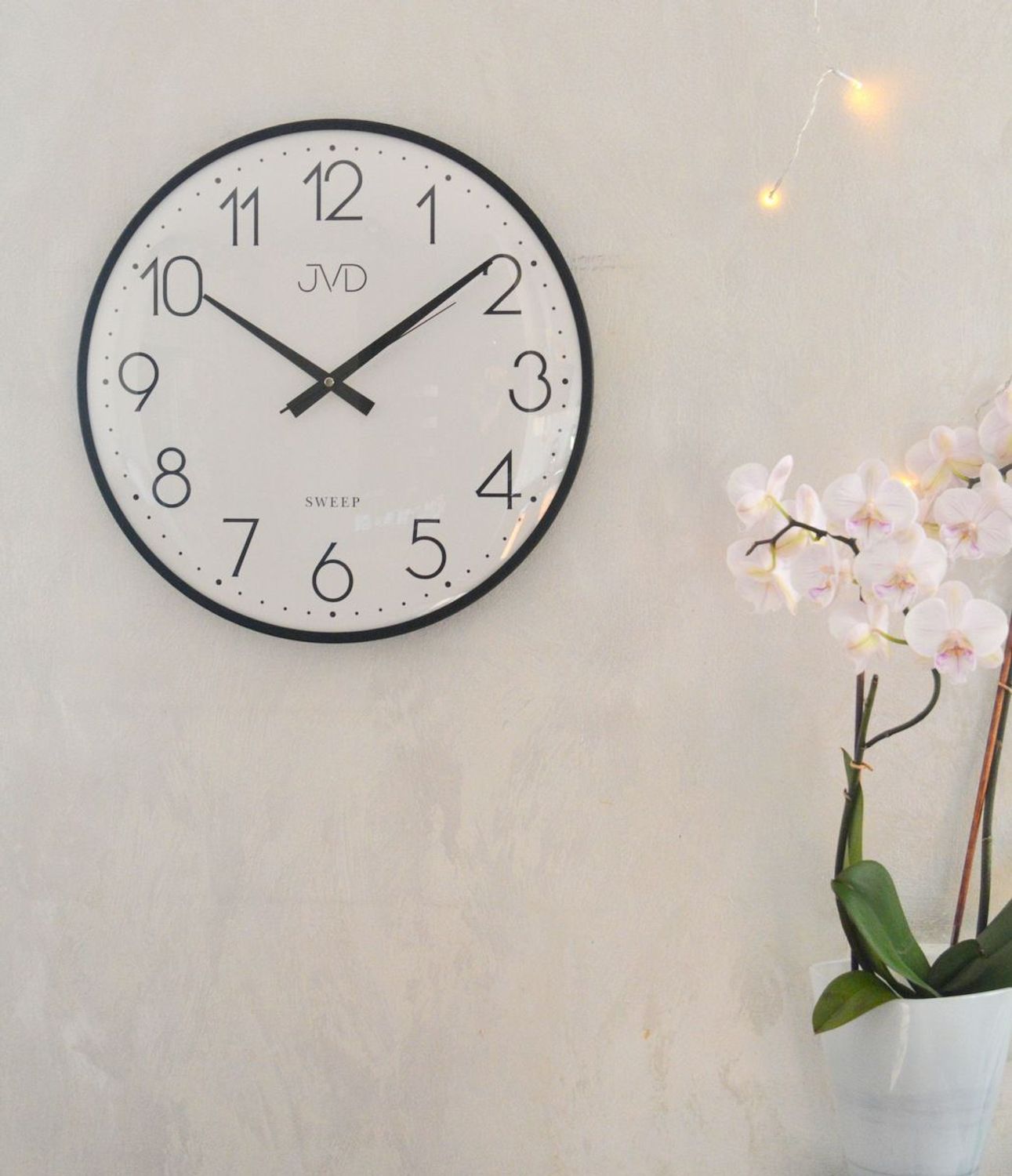 Zegar ścienny JVD HK4169.1 – metalowy, czarny z białą tarczą.jpg