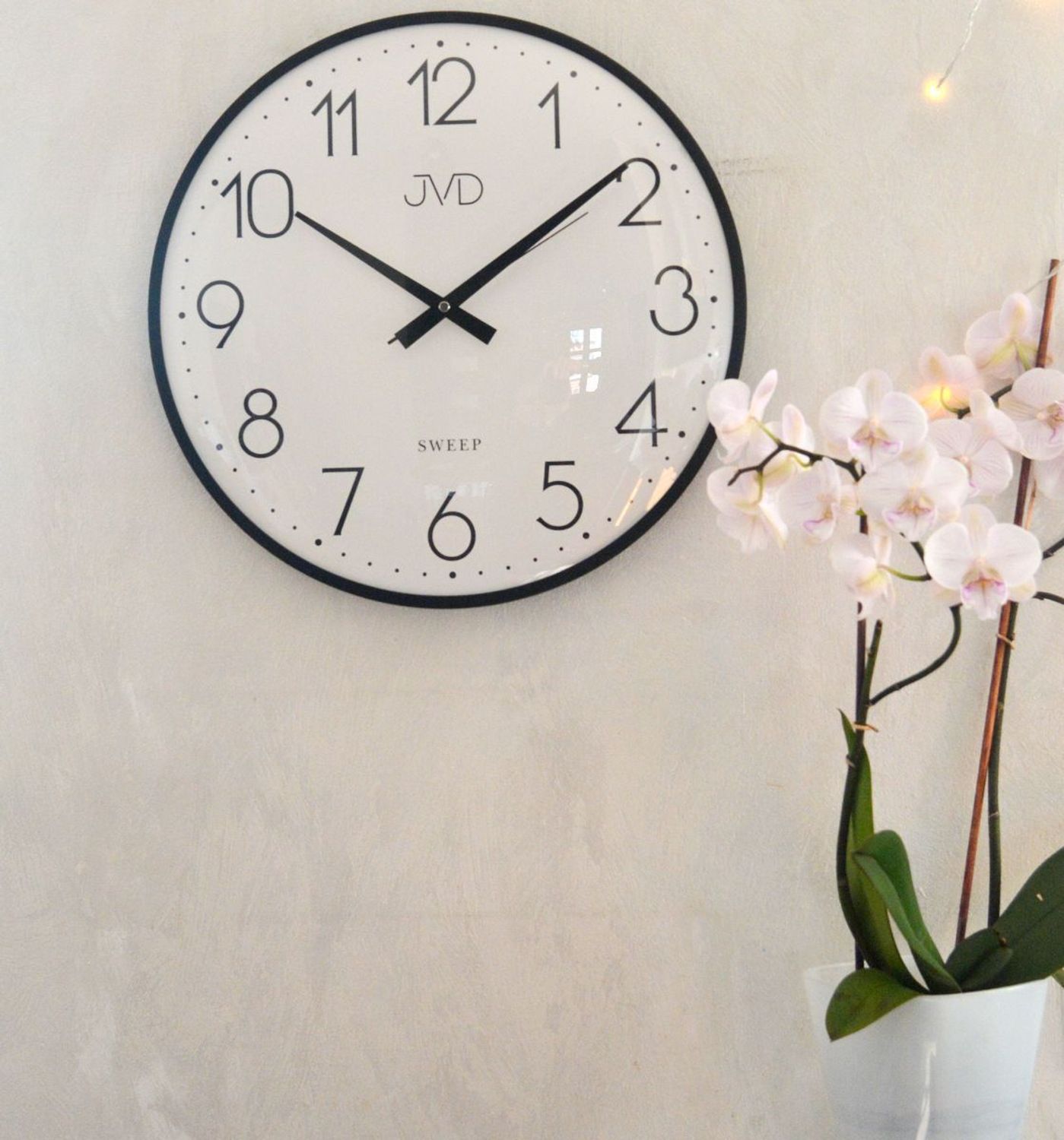 Zegar ścienny JVD HK4169.1 – metalowy, czarny z białą tarczą.jpg