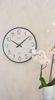 Elegancki zegar ścienny JVD HK4169.1 z metalową obudową w kolorze czarnym i białą tarczą. Kwarcowy, z płynącą wskazówką (1).JPG