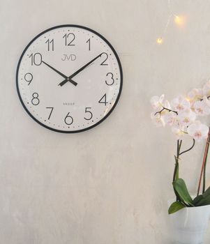 Elegancki zegar ścienny JVD HK4169.1 z metalową obudową w kolorze czarnym i białą tarczą. Kwarcowy, z płynącą wskazówką (2).JPG