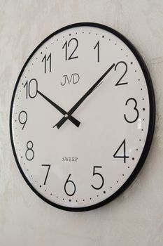 Elegancki zegar ścienny JVD HK4169.1 z metalową obudową w kolorze czarnym i białą tarczą. Kwarcowy, z płynącą wskazówką (6).JPG