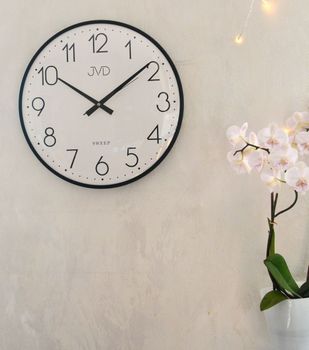 Elegancki zegar ścienny JVD HK4169.1 z metalową obudową w kolorze czarnym i białą tarczą. Kwarcowy, z płynącą wskazówką (7).JPG