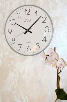 Stylowy zegar ścienny JVD HK4169.2 z metalową, szarą obudową i białą tarczą. Kwarcowy, z płynącą wskazówką, średnica 40 cm (1).JPG