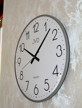 Stylowy zegar ścienny JVD HK4169.2 z metalową, szarą obudową i białą tarczą. Kwarcowy, z płynącą wskazówką, średnica 40 cm (2).JPG