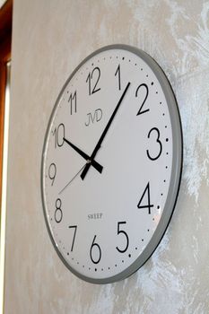 Stylowy zegar ścienny JVD HK4169.2 z metalową, szarą obudową i białą tarczą. Kwarcowy, z płynącą wskazówką, średnica 40 cm (3).JPG