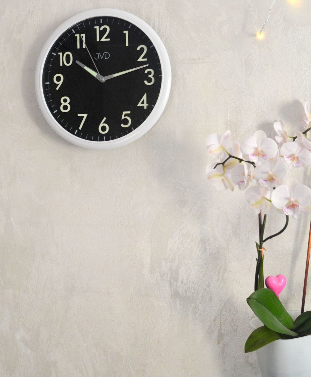 Zegar ścienny JVD HP301.1 – Biała obudowa, czarna tarcza, 30 cm, płynny sekundnik, luminescencyjna tarcza.jpg