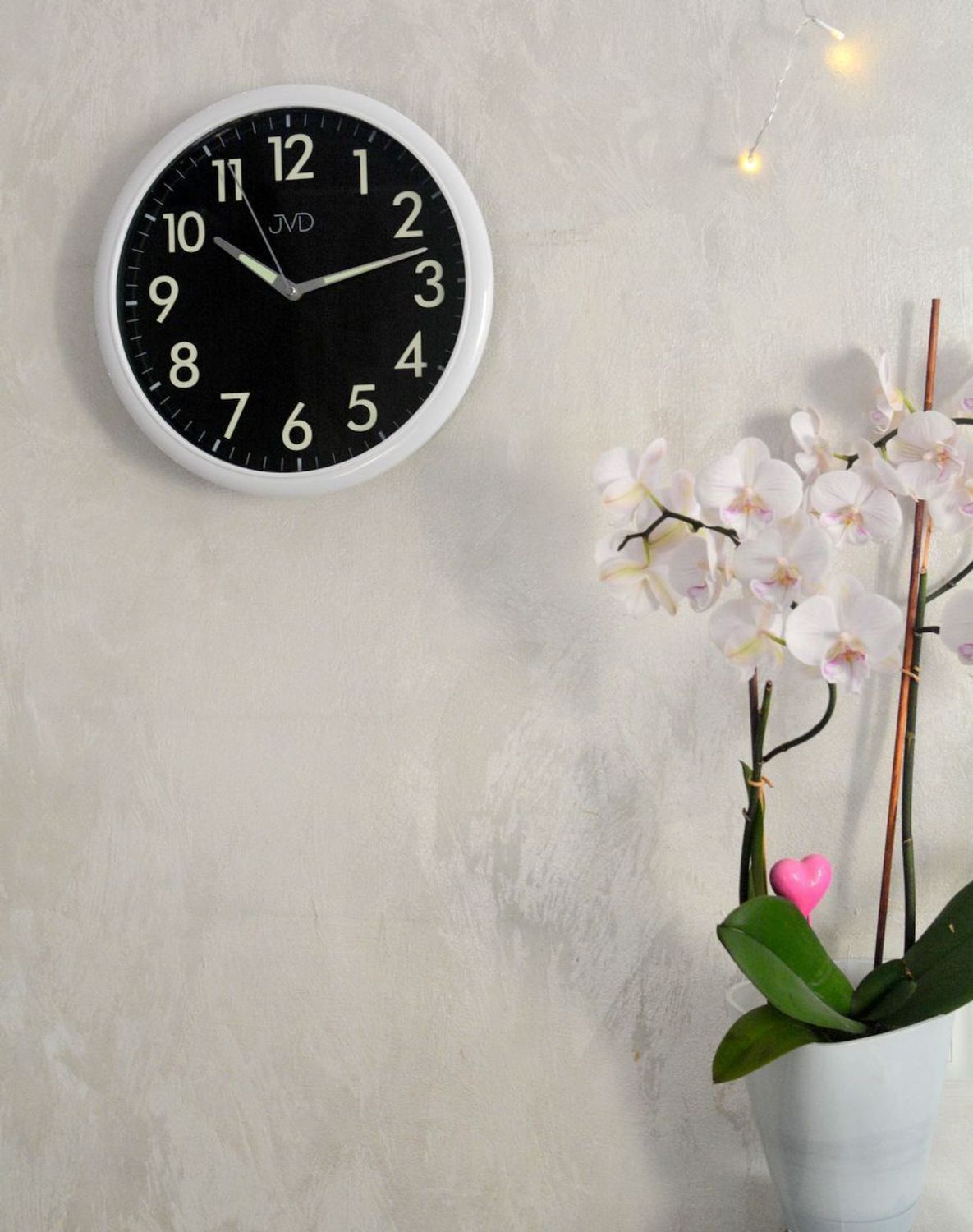 Zegar ścienny JVD HP301.1 – Biała obudowa, czarna tarcza, 30 cm, płynny sekundnik, luminescencyjna tarcza.jpg