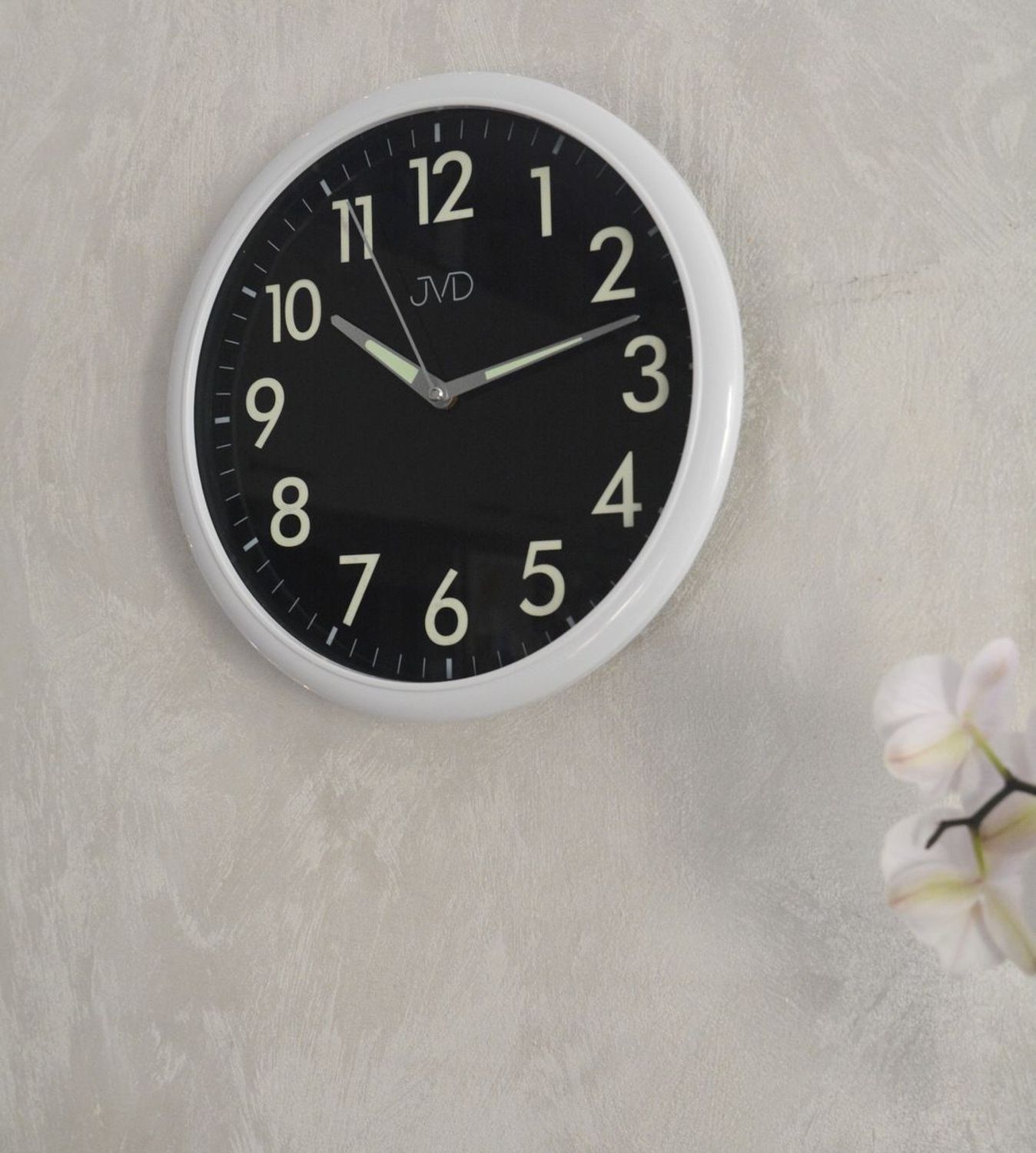 Zegar ścienny JVD HP301.1 – Biała obudowa, czarna tarcza, 30 cm, płynny sekundnik, luminescencyjna tarcza.jpg