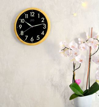 Zegar JVD HP301.2 – imitacja drewna, czarna tarcza, 30 cm. Płynny sekundnik, luminescencyjna tarcza i wskazówki (1).JPG