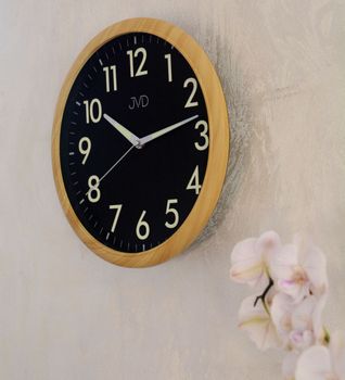 Zegar JVD HP301.2 – imitacja drewna, czarna tarcza, 30 cm. Płynny sekundnik, luminescencyjna tarcza i wskazówki (2).JPG