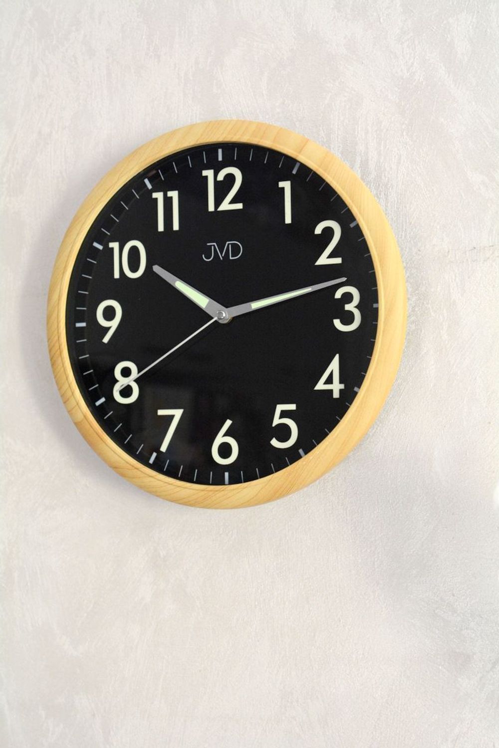 Zegar ścienny JVD HP301.2 – Imitacja drewna, czarna tarcza, 30 cm, płynny sekundnik, luminescencyjna tarcza.jpg