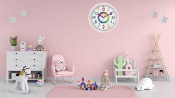 Edukacyjny zegar ścienny JVD HP612.D14 – biały, 25 cm. Cichy mechanizm kwarcowy SWEEP, kolorowa tarcza z arabskimi cyframi. Idealny do nauki godzin w domu, szkole i przedszkolu (2).jpg