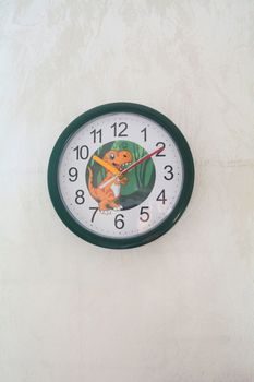 Zegar ścienny dla dziecka JVD HP612.D16 Dinozaur 25 cm – cichy zegar z płynącym sekundnikiem (3).JPG