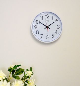 Zegar ścienny JVD HP614.1 – biały, 27 cm, cichy mechanizm, płynący sekundnik, biały zegar  (4).JPG
