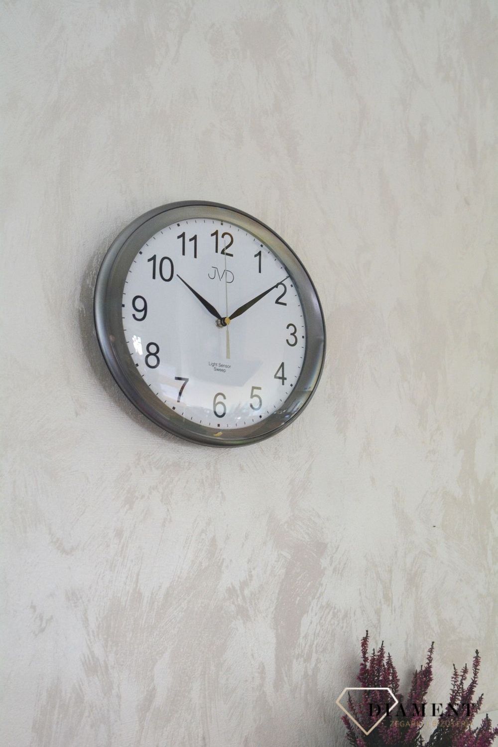 Zegar ścienny z podświetlaną całą tarcza. Zegar ścienny light sensor. Zegar ścienny w obudowie w kolorze szarym z białą wyraźna tarczą. Darmowa wysyłka! Zapraszamy na www.zegarki-diament.pl Prezent na nowe mieszkanie (1).JPG