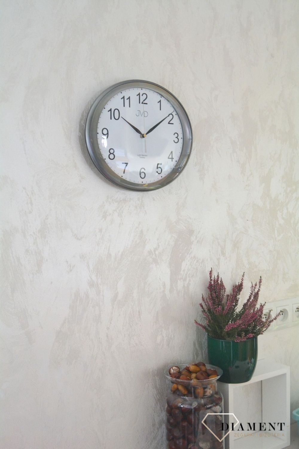 Zegar ścienny z podświetlaną całą tarcza. Zegar ścienny light sensor. Zegar ścienny w obudowie w kolorze szarym z białą wyraźna tarczą. Darmowa wysyłka! Zapraszamy na www.zegarki-diament.pl Prezent na nowe mieszkanie (1).JPG